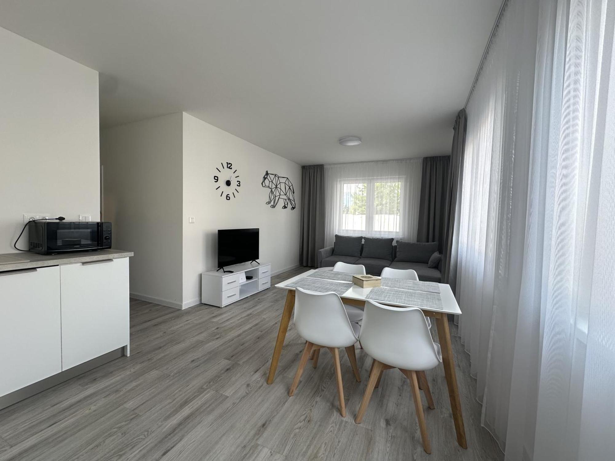 Lawis Apartments Poprad Buitenkant foto